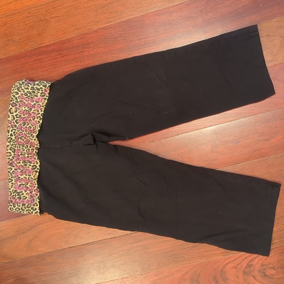 Victoria's Secret Pink Women's Black Leopard Print Waistband Capri Workout Pants - Picture 2 of 5